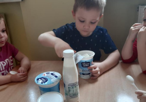 Szymek próbuje jogurt naturalny.